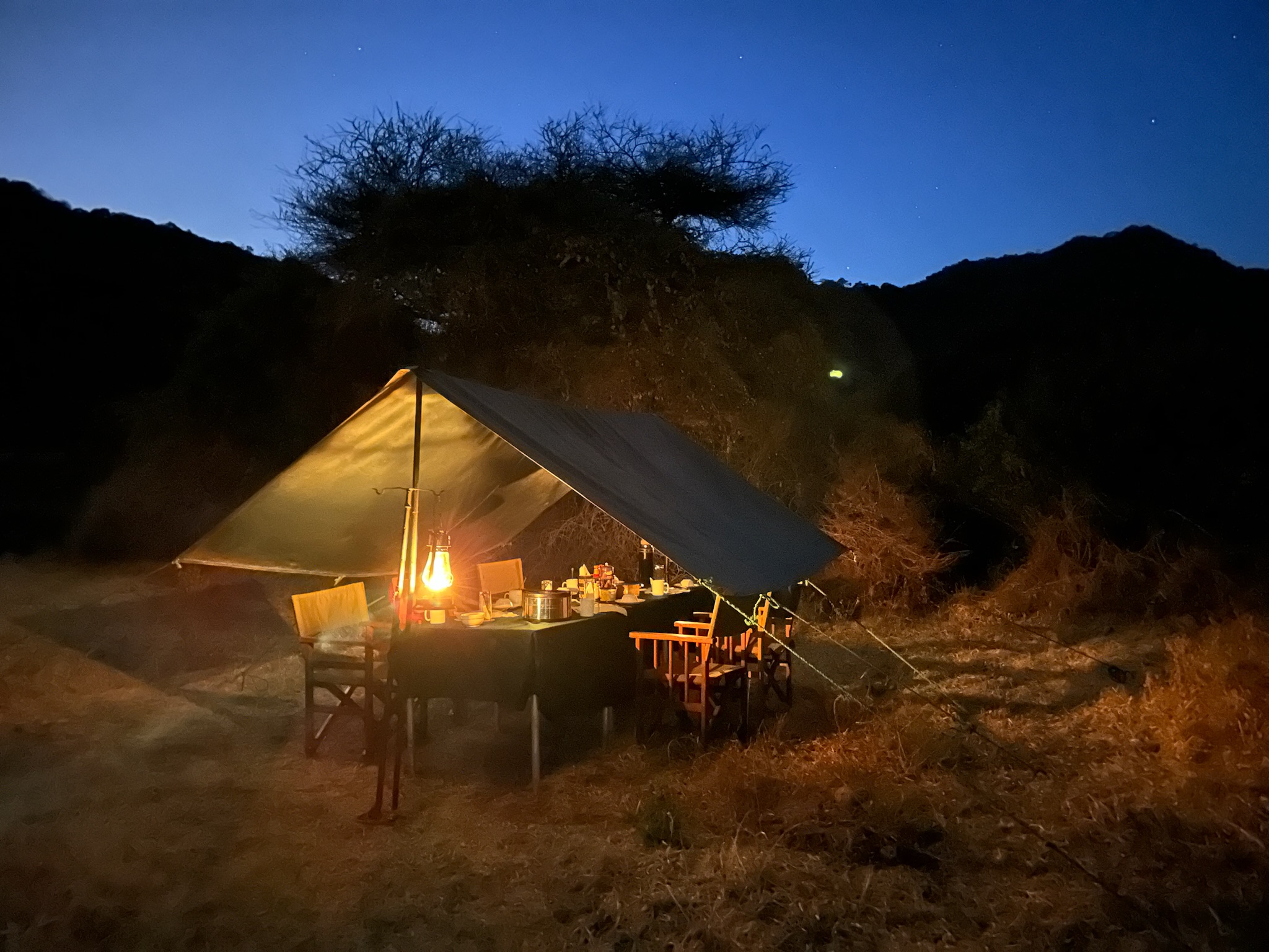 Op safari in Tanzania, mess tent in de bush