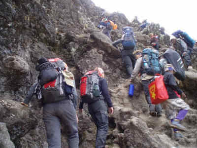 Als voorbereiding op een Kilimanjaro beklimming moet u in goede conditie zijn en is de keuze van het materiaal belangrijk voor veel plezier tijdens de beklimming.