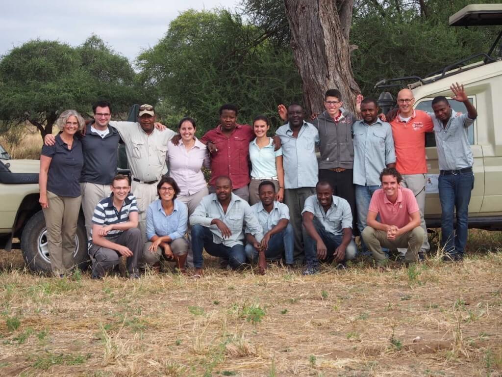 Gasten en crew aan het einde van een familie tent safari in Tanzania.