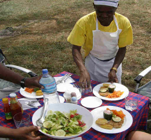 Tent safari in Tanzania, uw kok met een bush lunch