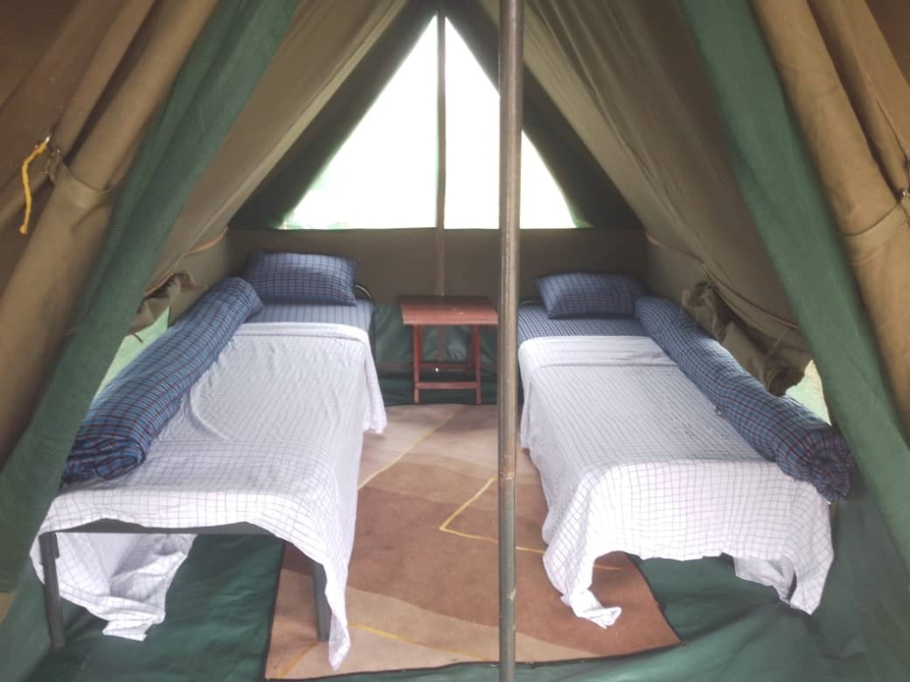 Op safari in Tanzania, ruime safari tent met ruime stahoogte en goede bedden.